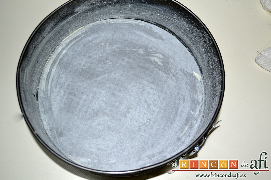 Tarta de zanahoria y coco, poner un poco de papel de horno en el fondo del molde y cubrir de mantequilla y harina