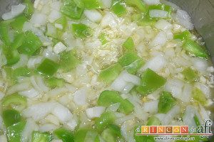 Chocos en salsa, pochar en una olla exprés con un chorrito de aceite de oliva
