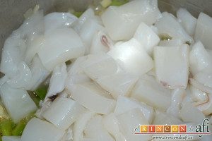 Chocos en salsa, añadir los chocos al sofrito