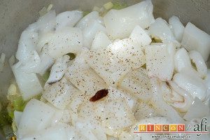 Chocos en salsa, añadir pimienta, sal, guindilla y un poco de pasta de pescado