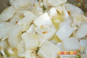 Chocos en salsa, remover bien y añadir el vino blanco