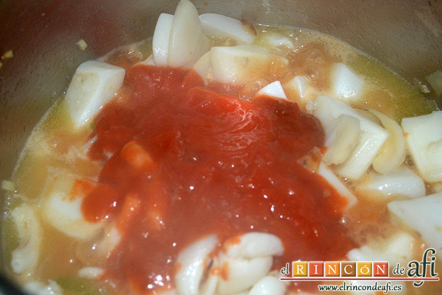 Chocos en salsa, añadir el tomate y el medio vaso de agua