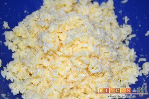 Croquetas de arroz y queso, mezclar bien con las manos