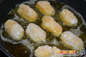 Croquetas de arroz y queso, freír en abundante aceite por ambos lados