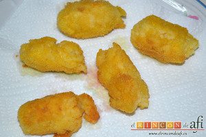 Croquetas de arroz y queso, retirar exceso de aceite en papel absorbente