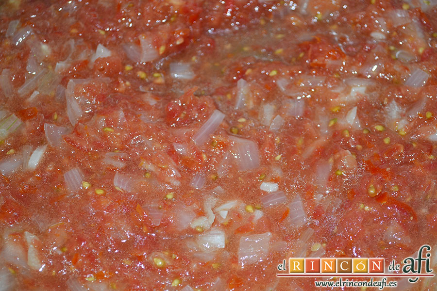Guiso de salchichas con berenjenas, añadir los tomates rallados