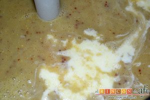 Crema de peras a la mostaza antigua, añadimos la nata y trituramos