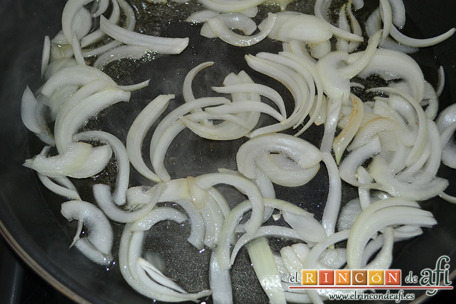 Frittata de morcillo y pimientos, pochamos la cebolla en una sartén apta para horno o paella