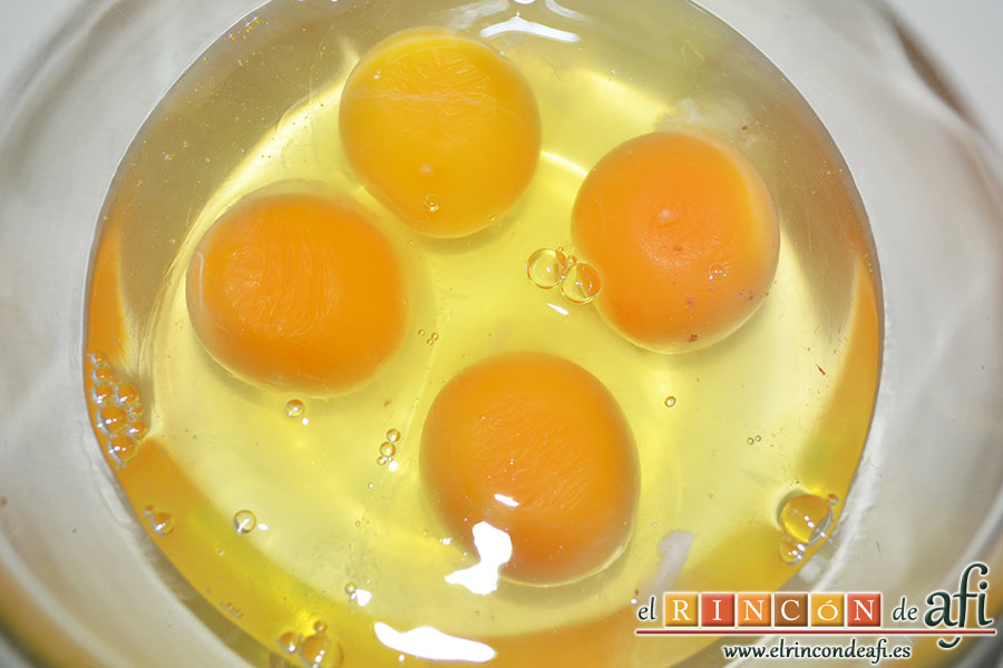 Frittata de morcillo y pimientos, ponemos 4 huevos en un bol