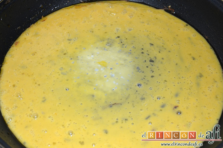 Frittata de morcillo y pimientos, añadir unas gotas de sal a la sartén y volcar los huevos batidos