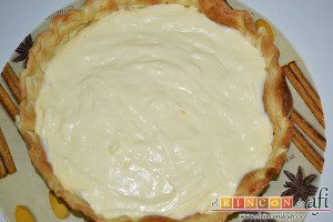Tarta de fresones, volcar la crema pastelera sobre la base
