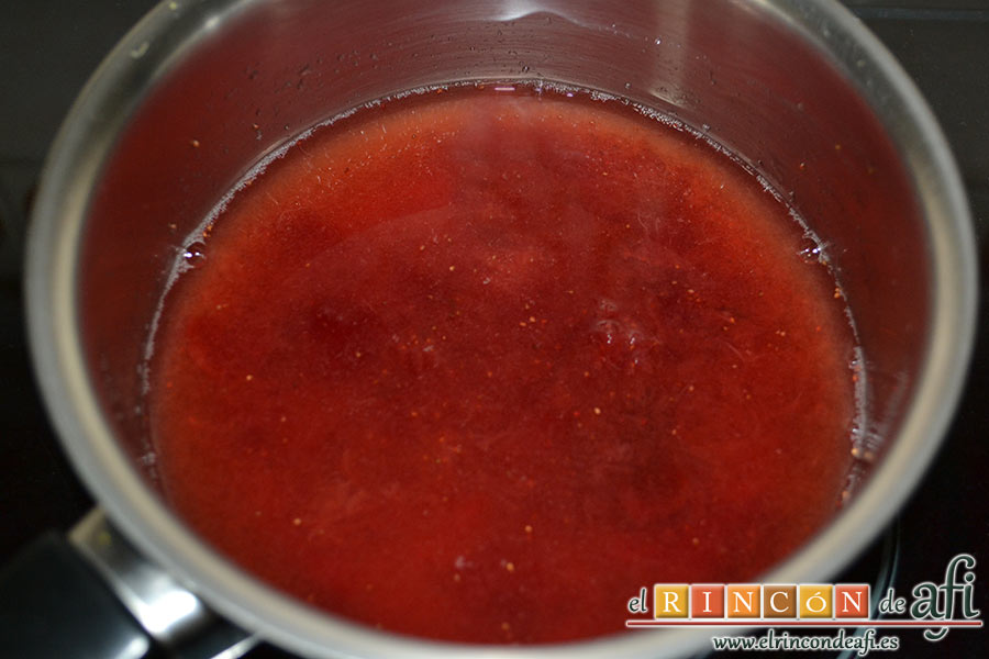 Tarta de fresones, poner la mermelada con agua en un cazo para diluirla