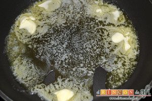 Tarta de fresones, poner a derretir la mantequilla en una sartén