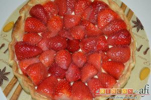 Tarta de fresones, una vez templadas las fresas, colocarlas sobre la crema pastelera