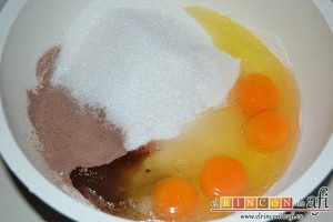 Tarta de San Valentín, poner en un bol la harina tamizada, la levadura tamizada, el cacao y los huevos