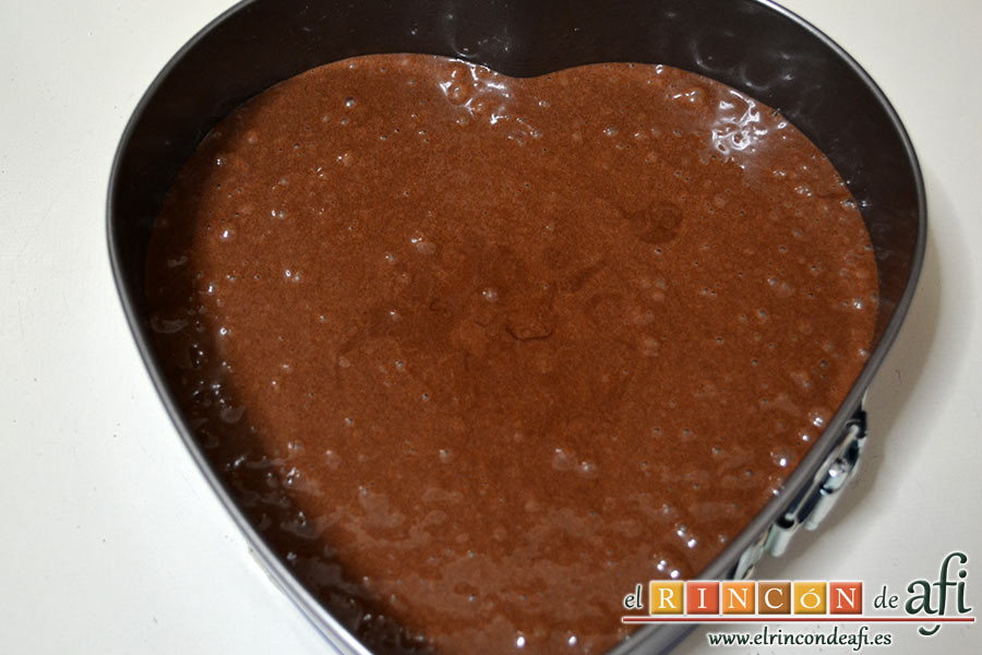 Tarta de San Valentín, volcamos la mezcla en el molde tras prepararlo