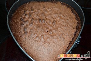 Tarta de San Valentín, horneamos y dejamos que se enfríe el bizcocho