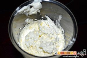 Tarta de San Valentín, montamos la nata con dos cucharadas de azúcar