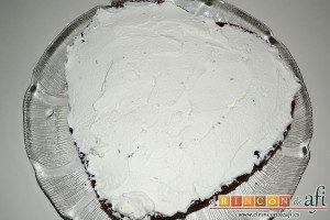 Tarta de San Valentín, untamos con la nata montada el centro del bizcocho