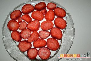 Tarta de San Valentín, cubrimos la nata con fresas laminadas