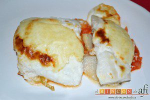 Bacalao gratinado con base de tomate