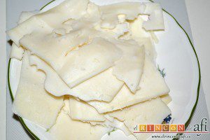 Bacalao gratinado con base de tomate, cortamos el queso en lonchas rústicas