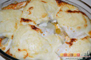 Bacalao gratinado con base de tomate, metemos la bandeja en el horno a gratinar durante unos 5 – 8 minutos hasta que esté dorado