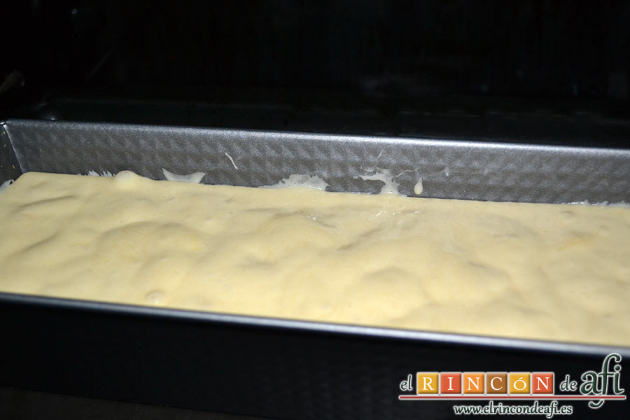 Bizcocho de cuatro cuartos, encamisar el molde con mantequilla y harina y volcar la mezcla