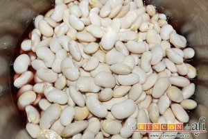 Fabas con pulpo, añadir las fabas al agua de la cocción del pulpo
