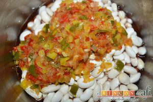 Fabas con pulpo, añadir el refrito