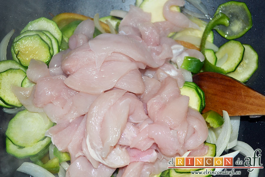 Cintas al wok con pollo y verduras, rehogamos unos minutos y añadimos las pechugas de pollo troceadas