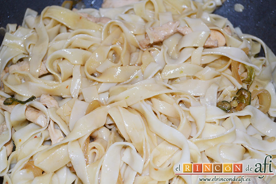 Cintas al wok con pollo y verduras, removemos todo bien para que la pasta se impregne de todos los sabores
