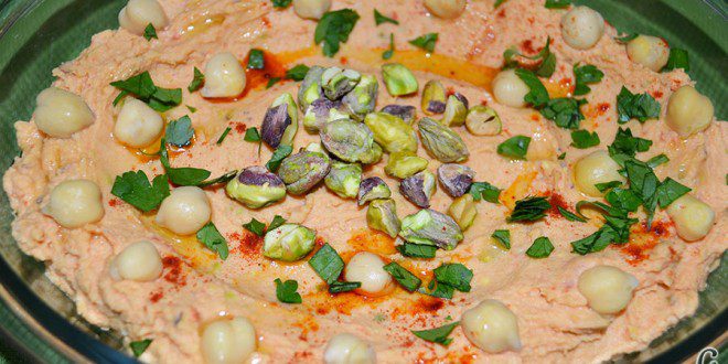 Hummus con pimientos y pistachos
