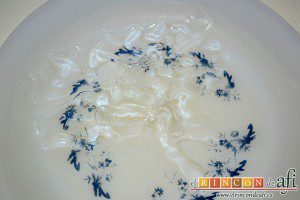 Panacota de Nocilla, ponemos las hojas de gelatina en agua fría para que se vayan hidratando unos diez minutos