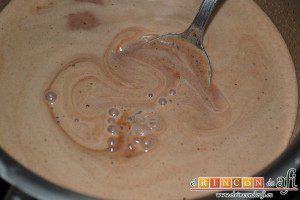 Panacota de Nocilla, cuando empiece a hervir retiramos del fuego y le añadimos las hojas de gelatina bien escurridas y las removemos con una cuchara para que se disuelvan