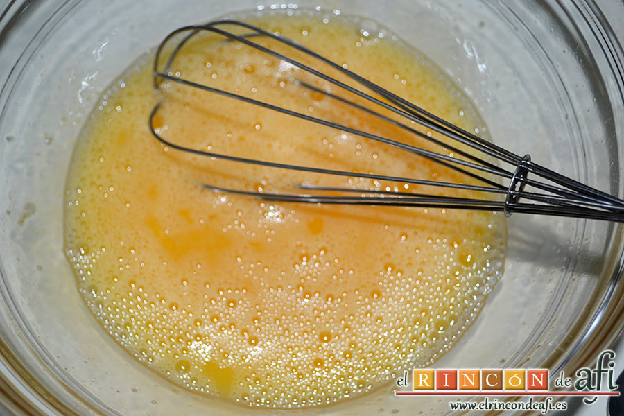 Tarta crujiente, con ayuda de unas varillas manuales batimos enérgicamente para que se disuelva el azúcar glass