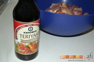 Wok de pollo con salsa teriyaki, cogemos la botella de la salsa teriyaki