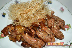 Wok de pollo con salsa teriyaki, sugerencia de presentación