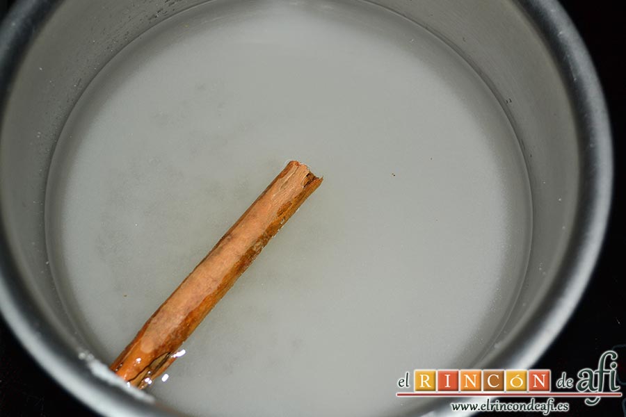 Bienmesabe canario, poner a calentar el agua con el azúcar, el palito de canela y el zumo de un limón para hacer el almíbar