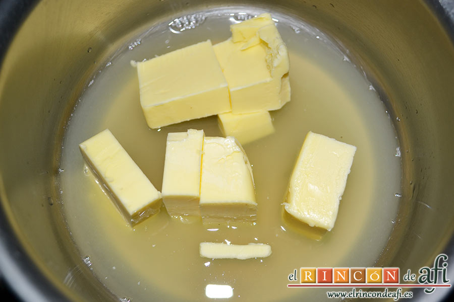 Crema de limón, en un cazo colocamos el zumo de limón y la mantequilla y calentamos hasta que se derrita la mantequilla