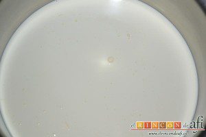 Crema de papaya, en un cazo ponemos a calentar la nata y cuando empiece a hervir lo retiramos del fuego y dejamos que atempere