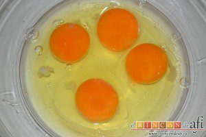 Crema de papaya, cascamos los 4 huevos en un bol