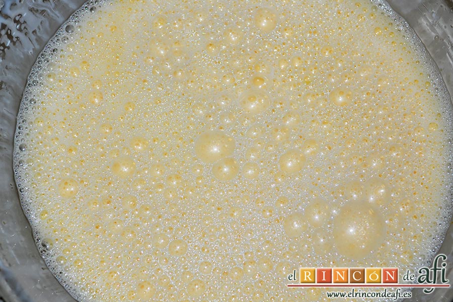 Crema de papaya, añadimos, poco a poco, la nata ligeramente templada sin dejar de batir