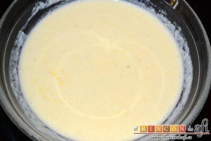 Crema de papaya, seguimos removiendo hasta que espese. Una vez espese la retiramos del fuego y la dejamos enfriar en un bol