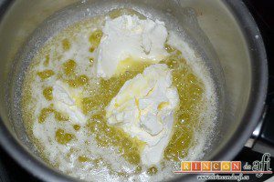 Escalopines con salsa de queso, cuando esté derretida añadimos el queso crema