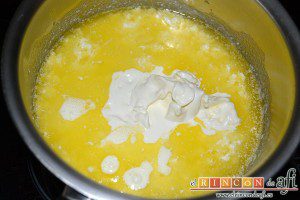 Escalopines con salsa de queso, removemos bien y añadimos la nata