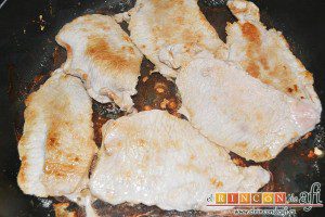Escalopines con salsa de queso, en una sartén sin aceite pasamos los escalopines salpimentados vuelta y vuelta