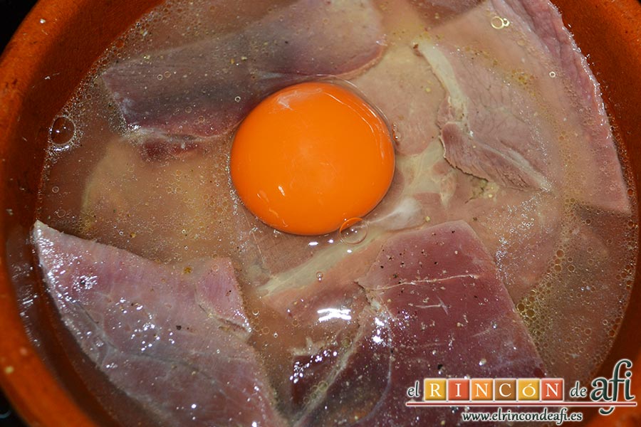 finalmente cascamos el huevo en una taza y con mucho cuidado lo ponemos sobre el jamón