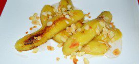 Plátanos fritos con almíbar y almendras laminadas