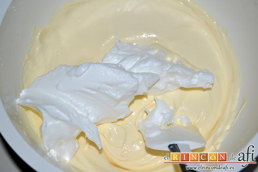 Tarta de queso japonesa, añadimos una parte del merengue a la mezcla que habíamos reservado y removemos con una espátula con movimientos envolventes